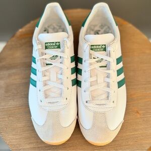 Men’s size 6 Women’s 7, Green & White Adidas Country OGS